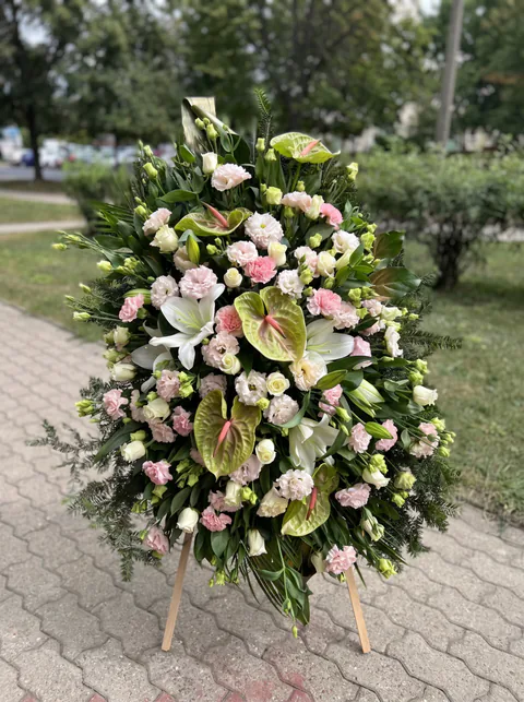 Pastelowa kompozycja funeralna wykonana przez MINI DEKOR