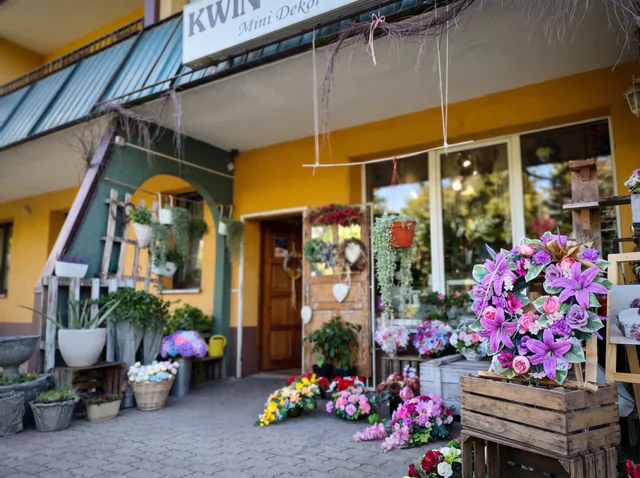 Właścicielka przed kwiaciarnią MINI DEKOR przy ulicy Konwaliowej